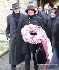 Kurz vor der beerdigung von angela wepper kommt es zum drama zwischen fritz wepper und ferfried von hohenzollern. Wepper Beerdigung In Schlitz Riesiges Medienaufkommen Fotos