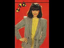 Les feuilles mortes se ramassent a la pelle tu vois, je n'ai pas oublie les feuilles mortes se ramassent a la pelle les souvenirs et les regrets aussi. Lio Fallait Pas Commencer Youtube