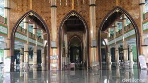Spot wisata keluarga yang belakangan populer di mojokerto ini bernama bumi perkemahan makam troloyo adalah salah satu kawasan destinasi wisata religi yang terkenal karena adanya makam wisata gunung penanggungan berlokasi di kabupaten mojokerto, jawa timur, buka 24 jam setiap. Megahnya Perpaduan Timur Tengah Dan Majapahit Di Masjid Agung Al Fattah Halaman 2