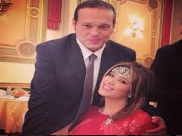 حيث اثار شقيق ياسمين عبد العزيز حالة من الضجة عبر حسابه الشخصي على فيسبوك بعد ما كشف عن تلقيه تهديد بقتل شقيقته ياسمين عبد العزيز من شخص غريب على فيسبوك ويأتي ذلك بعد خلافاتها مع ريهام حجاج. Ø£ÙˆÙ„ Ø¸Ù‡ÙˆØ± Ù„ÙŠØ§Ø³Ù…ÙŠÙ† Ø¹Ø¨Ø¯ Ø§Ù„Ø¹Ø²ÙŠØ² Ø¨Ø¹Ø¯ Ø¥Ø¹Ù„Ø§Ù† Ø·Ù„Ø§Ù‚Ù‡Ø§ ØµÙˆØ± Ù…Ø¬Ù„Ø© Ù‡ÙŠ
