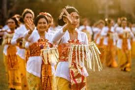 Untuk mengetahui keberagaman suku yang ada di kelas dapat dilakukan dengan menanyakan ciri khas yang dimiliki oleh beberapa temanmu yang berasal dari suku lain. Contoh Keragaman Budaya Di Indonesia Bahasa Daerah Rumah Adat Pakaian Kesenian Dan Upacara Adat Semua Halaman Bobo