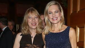 Einer der größten sonnenscheine der serie, kandidatin elke (68), ist tot. Tod Mit 67 Moderatorin Nina Ruge Trauert Um Ihre Schwester Promiflash De