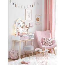 Chambre rose bonbon, notre plus grande chambre avec une belle vue sur notre jardin, espace salon avec méridienne et bergère, table, grand espace de rangement. Deco Rose Bonbon Inspiration Et Shopping Clem Around The Corner Deco Chambre Decoration Chambre Idee Deco Chambre