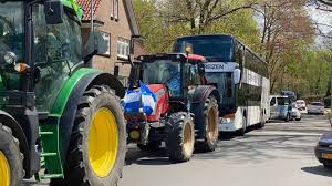ˈlyɡ də ˈjɔŋ, born 27 august 1990) is a dutch professional footballer who plays as a striker for la liga club sevilla and the netherlands national team. De Graafschap En Doetinchem Voorbereid Op Promotiefeest We Zijn Niet Naief Nos