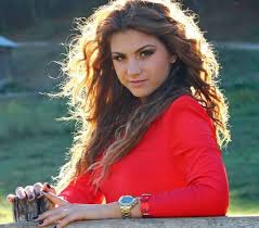 Indragita interpreta de muzica populara cristina turcu preda provine de pe plaiurile munteniei. Fata Cristina Turcu Preda Ziarul Argesenilor