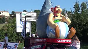 La caravane publicitaire fait le spectacle deux heures avant le passage des coureurs du tour de france. Tour De France 2020 Caravane Publicitaire Youtube