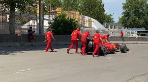 #f1xespn ¡fuerte accidente para carlos sainz! Accidente En El Motor Valley Fest En Modena Un Mecanico De Ferrari Golpeado Herido En El Pie Noticias Ultimas