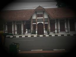 Lagu ini sangat populer beberapa tahun yang lalu, bahkan sampai sekarang lagu tersebut masih enak didengarkan, karena lagunya memilki cerita yang mudah untuk dipahami. Chord Lagu Malaysia Home Facebook