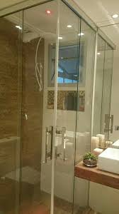 Box De Vidro Ate O Teto E Executado Com Vidro De Engenharia Por Fugir Da Medida Padrao Decoracao Banheiro Apartamento Banheiro Cuba Banheiro