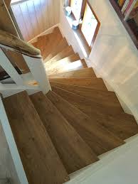 Offene treppen, auch als jägertreppen bekannt, besitzen einen ganz besonderen charakter und verleihen der wohnung bevor sie die treppe mit teppich verkleiden, müssen sie die treppe richtig reinigen und eventuell klebereste vom alten teppich entfernen. Treppe Neu Verkleiden Mit Vinylstufen Treppenrenovierung Treppe Renovieren Treppe