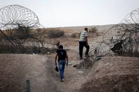 Breaks and lunch periods are times, specified by the employer, during which nonexempt employees are not actively working on the job. 0gdprbi9emoy M