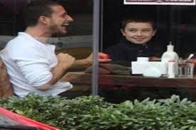 Ünlü iş adamının yanında, sonraki evliliğinden olan küçük oğlu sinan can da vardı. Mithat Can Ile Sinan Can Bir Arada Istanbulgercegi Com
