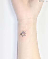 Một hình xăm trên bàn chân có thể được truyền cảm hứng thông qua các cách khác nhau theo dạng hoa, bướm, trích dẫn…với nhiều màu sắc. Hinh XÄm á» Cá» Tay Wrist Tattoo 109 Tattoos Body Art Tattoos Symbolic Tattoos