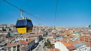 Seilbahnen haben einen unschätzbaren wert, wenn es um die erschließung von erholungsgebieten am berg,. Mit Der Kabinenbahn In Die Stadt