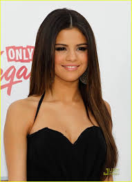 Jet Black Hair With Chocolate Brown Highlights Google Search Selena Gomez Hair Selena Gomez Photos Selena Gomez Makeup