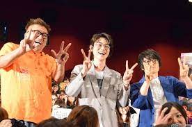 映画 銀魂 大ヒット御礼舞台挨拶が22日に都内で行われ 志村新八役の菅田将暉 福田雄一監督 アニメ 銀魂 志村新八役の声優 阪口大助が登場した 声優 菅田 将 暉 映画