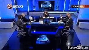 Skandal sözlerin ardından rasim ozan kütahyalı derin futbol programından kovuldu. Gulerken Sandalyeden Dusmek Rasim Ozan Kutahyali Beyaz Futbol On Make A Gif