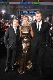 The Hunger Games World Premiere At Nokia Theater L A Live Josh Hutcherson Jennifer Lawrence Liam Hemswo Hunger Games Hunger Games Cast Hunger Games Movies