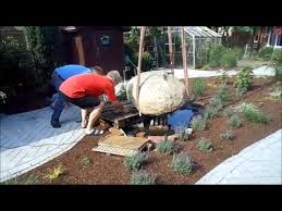 Dann finden sie hier eine anleitung zur installation der künstlichen quelle. Ein Quellstein Kommt In Den Garten Youtube