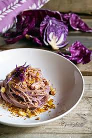 Il Gattoghiotto Spaghettini Con Tonno Pesto Di Cavolo Rosso E Briciole Croccanti Alle Mandorle Ricette Cavolo Rosso Piatti Di Cucina
