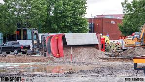 Website van de gemeente bunschoten. Transport Online Vrachtwagen Gekanteld Op Bouwplaats In Bunschoten Spakenburg Foto