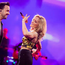 The band is in matching kilts as they start to play the intro music for the song. Helene Fischer Neue Bilder Lassen Schlager Fans Jubeln Es Wird So Krass Stars