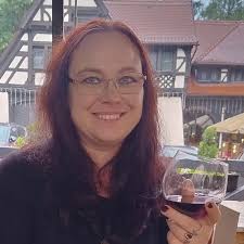 Nikdy nehovor nikdy 😁 Už som spomínala, že po Zákone krvi som vyhlásila,  že žiadna ďalšia vojnová nebude. Netušila som, že ma táto téma tak veľmi  pohltí. Akoby som potrebovala písať ďalšiu