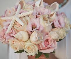 Cascading bouquets are having a bit of a moment right now. Anadir Nuevo Comentario Beach Brides