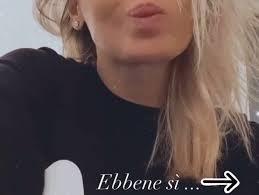 Dopo essersi aggiudicata alcuni concorsi musicali, tra cui l'accademia della canzone di sanremo, è diventata nota grazie alla vittoria del festival di sanremo 2002 nella sezione «giovani», con il brano doppiamente fragili. Anna Tatangelo Ebbene Si Il Grande Cambiamento A Inizio Gennaio Foto