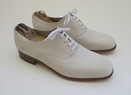 Créez vos propres chaussures à l'aide de notre configurateur 3d ou personnalisez les modèles de notre collection. Chaussures Vintage Des Annees 50 En Nubuck Blanc
