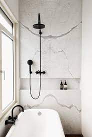 This dramatic black & white bathroom exudes opulence. Marmore Carrara 53 Modelos De Ambientes Inspiradores Bathroom Trends Bathroom Inspiration Black White Bathrooms