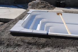Pose Des Margelles Sur Mesure En Pierre Reconstituee Sur La Ceinture Beton Installation Piscine Marseille Declic Piscines