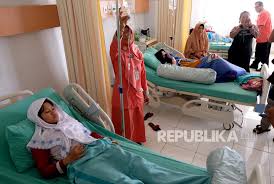 Keracunan makanan adalah penyakit yang dihasilkan akibat dari penggunaan makanan yang tercemar, patogen bakteri, virus, atau parasit yang mencemari makanan, dan juga kimia atau racun alami seperti sebagai jamur. 45 Anak Keracunan Makanan Saat Pesta Ulang Tahun Republika Online
