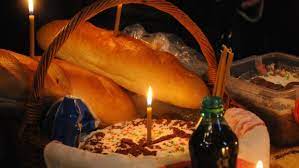 În acea zi, la biserică se oficiază sfâta şi dumnezeiasca. MoÈ™ii De IarnÄƒ 2019 Pe Ce DatÄƒ Se Pomenesc MorÈ›ii È™i Ce Se DÄƒ De PomanÄƒ Stiri Mondene