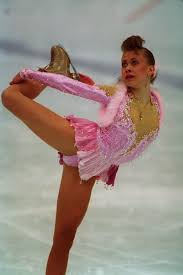 Оксана баюл стала чемпионкой мира по фигурному катанию в 1993 году, а в 1994 г завоевала «золото» на олимпийский играх в норвежском лиллехаммере. The 30 Most Fantastic Ice Skating Outfits Of The 90s Figure Skating Figure Skating Dresses Skating Outfits