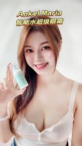 Ankel Maria 智能水超級眼霜 (20ml), 今次教大家做一個眼部嘅按摩, 唔單只可以令到眼霜吸收，, 仲可以撫平細紋同黑眼圈得到改善✨,  希望大家會學識點樣做一個眼部按摩。, 產品使用瑞士溫泉水, 溫泉水內含有豐富礦物質同電解質，可以刺激細胞代謝活動，, 🟡加強精華滲透度,  🔴加入專利成份石蓮花萃取，植物本身抗旱性極高，, 🟠加入眼部精華，可加強鎖水功效。, ...