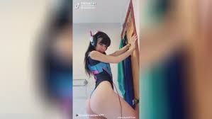 Gadis gamer telanjang