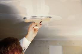 So kann herunterfallendes material von der decke nicht die bereits verspachtelten wände verschmutzen. Die Zweite Grundierung Fur Die Decke So Grundieren Sie Die Decke Vor Dem Streichen