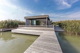 Modernes haus am see architekt design holzbau moderne häuser kleines häuschen gartenhaus haus und garten grundriss innenraum wandelbare wände: Aussenansicht Haus Im See Am Neusiedler See C Foto Ernst Kainerstorfer Style At Home Wohnen Sommerhaus