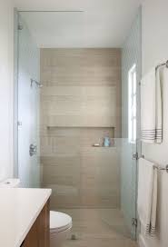 Banheiro Com Porcelanato Amadeirado Em 2020 Banheiros Modernos Banheiro Pequeno Simples Banheiro Decorado Simples