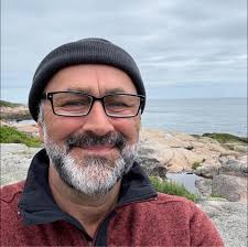 Le Service de police est à la recherche de Jonathan Pamerleau-Ross, 44 ans.  Il a les yeux pers, les cheveux bruns coupés courts, un tatouage sur le  mollet et il mesure 1,75