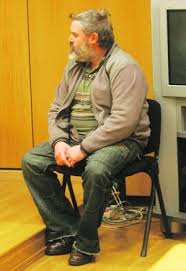 Se enfadó mucho y me insultó; me entró un ataque de ira y la agarré por el  cuello»