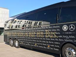 Zum schuss auf den mannschaftsbus der hertha, dem plakat der duisburger fans in bezug auf rudi. Mit Ozil Mannschaftsbus Der Nationalmannschaft Mit Sonderbeklebung