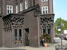 File:Hamburg.Chilehaus.Spitze.plastiken.wmt.jpg - Wikimedia Commons