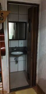 Porta Camarao 60x210 Cm Com Ventilacao Inferior Fundo De Vaso E Tela De Madeira Banheiro Pequeno Porta De Vidro Porta De Vidro Temperado
