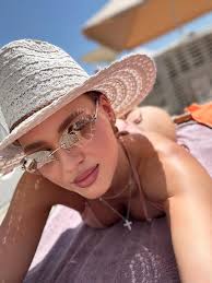 I am 30 years old and not married yet. I want to meet a friend who I can  chat with.