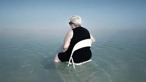 Facendo il bagno nel mar morto sarà impossibile che andiate a fondo: Un Bagno Nel Mar Morto Exibart Com
