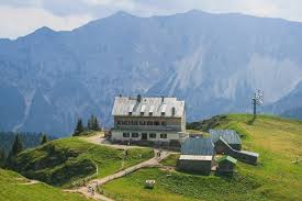 At an elevation of 1084 m, its surface area is 28.3 hectares (70 acres). Wanderung Auf Die Rotwand Und Den Taubenstein Uber Dem Spitzingsee Auf Den Berg De