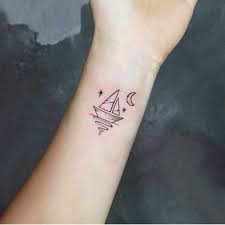 Rose tatoveringen er en anden mainstream blomst da det synes overdådigt og stilfuldt med fodtatoveringsdesign, kan foden derfor være et perfekt sted at få. Tattoo Priser Hvad Koster En Tatovering Find Din Naeste Tattoo Her