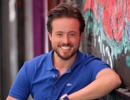 Batum'da 12 kişinin yaşamını yitirdiği otel yangınında odasında mahsur kalan cengiz kurtoğlu'nu itfaiye ekipleri kurtardı. Aydin Kurtoglu Kimdir Kac Yasinda Nereli Boyu Ve Kilosu Biliyo Org